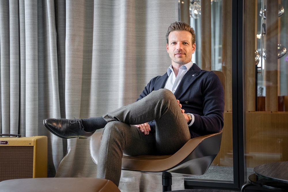Nikolaus von Johnston, CEO der SAVECALL-Gruppe, spricht auf der leat con über KI-Konnektivität