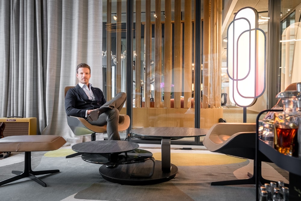 Nikolaus von Johnston, CEO der SAVECALL Group, im modernen Büro – Experte für Firmenintegration, Unternehmensnachfolge und ITK-Beratung.