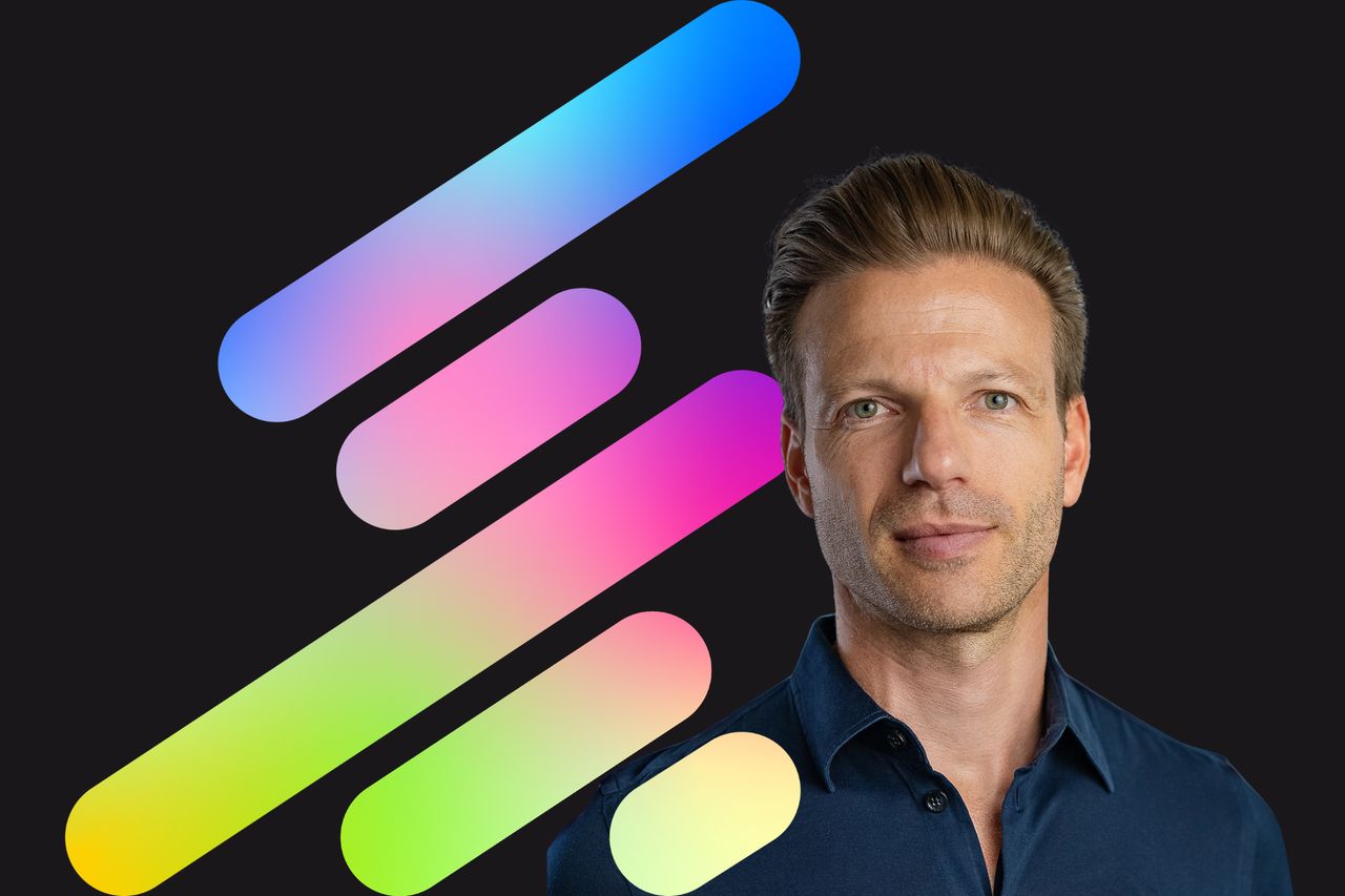 Nikolaus von Johnston, CEO der SAVECALL-Gruppe, spricht auf der leat con über KI-Konnektivität